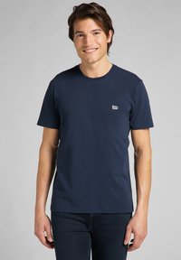 Maglietta a maniche corte blu navy realizzata in morbido misto cotone, con un piccolo logo bianco Lee sulla parte sinistra del petto e scollo rotondo.