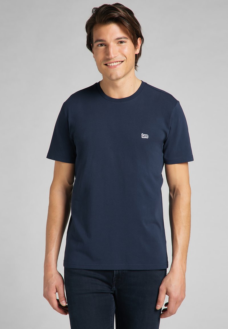 Maglietta a maniche corte blu navy realizzata in morbido misto cotone, con un piccolo logo bianco Lee sulla parte sinistra del petto e scollo rotondo.