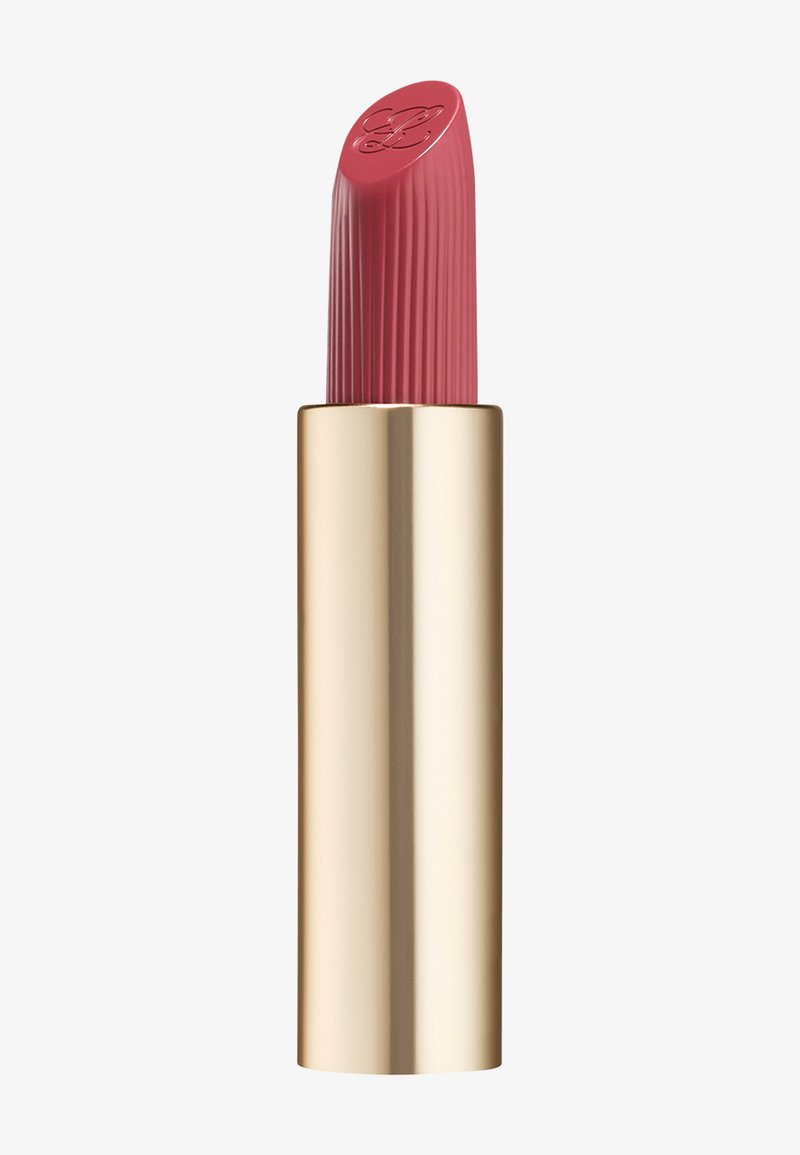 Matte Lippenstift in staubigem Rosé mit geriffelter Textur und eingraviertem Schriftzug an der schrägen Spitze, präsentiert in einem eleganten goldfarbenen Metallgehäuse.