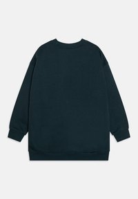 Dunkelblaues Sweatshirt mit Rundhalsausschnitt, langen Ärmeln und gerippten Bündchen. Glatte Textur und bequemer Schnitt, ohne sichtbare Muster.