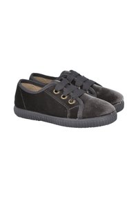 Par de zapatos casuales de terciopelo negro con suelas de goma gruesas y anchas cintas negras de tela pasadas por tres ojales metálicos cada uno.