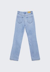 Jeans de denim azul claro con un diseño de pierna recta, que cuentan con dos bolsillos traseros y una etiqueta de cuero marrón en la cintura.