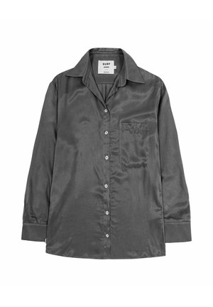 Ciemnoszara satynowa koszula na długi rękaw zapinana na guziki, z ostrym kołnierzem, jedną kieszenią na piersi oraz wszywką z rozmiarem medium wewnątrz kołnierza.