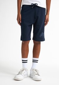 Marineblauwe sportshorts met een elastische tailleband, trekkoord en zijzakken. Heeft een subtiel patroon op het onderbeen.