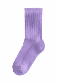 Lila gerippte Socken mit einer glatten Textur, ausgestattet mit einem verstärkten Zehen- und Bündchenbereich, die für einen bequemen Sitz sorgen.