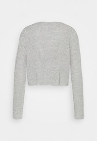 Maglione corto grigio chiaro con maniche lunghe, tessuto a maglia testurizzato e scollatura rotonda, caratterizzato da un design semplice e pulito.