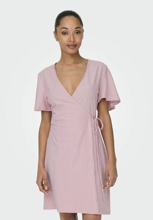 Robe portefeuille rose clair avec des rayures blanches, dotée de manches courtes, d'un décolleté en V et d'un détail noué à la taille pour un ajustement réglable.