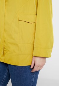 Persona by Marina Rinaldi Kort kappa / rock - yellow