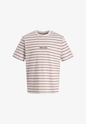 Bijela majica kratkih rukava s crvenim horizontalnim prugama i malim izvezenim tekstom "Original Studio" na prsima. Mekani pamučni materijal.