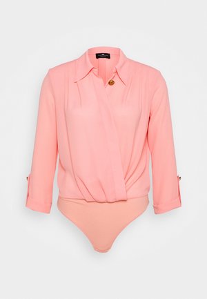 Body blouse portefeuille rose clair à manches longues avec col, bouton doré sur la poitrine et détails de boutons assortis aux poignets.