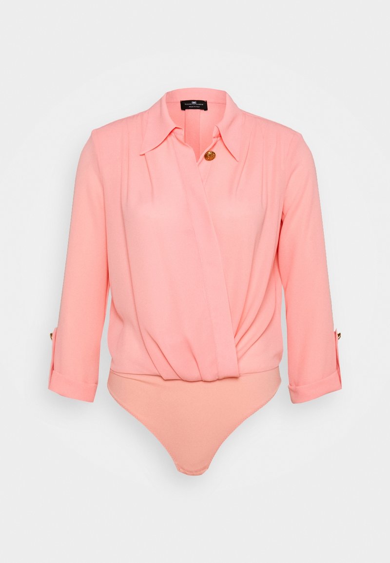 Body blouse portefeuille rose clair à manches longues avec col, bouton doré sur la poitrine et détails de boutons assortis aux poignets.