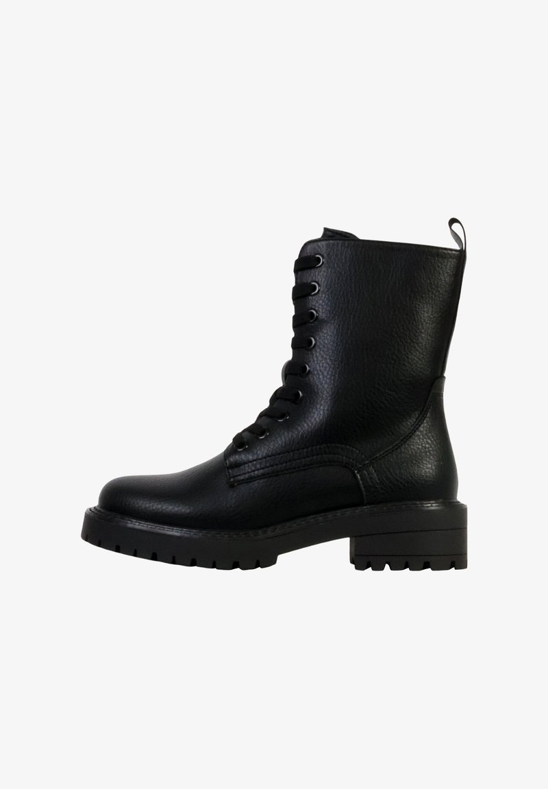 Botte de combat noire en cuir avec lacets, semelle épaisse à crampons et languette au talon, vue de profil sur fond blanc.