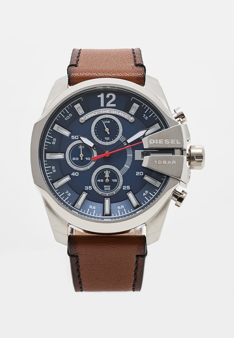 Braunes Lederarmbanduhr mit Gehäuse aus rostfreiem Stahl. Das blaue Ziffernblatt verfügt über große Stundenmarkierungen, drei Unterzifferblätter, einen roten Sekundenzeiger und eine Markenkennzeichnung.