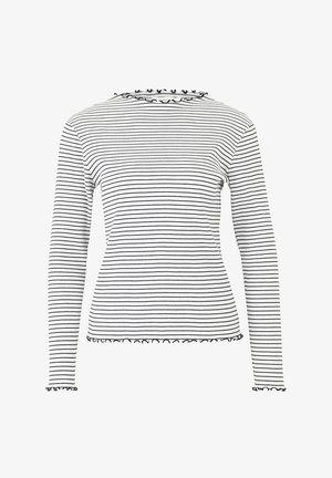 Bílý top s dlouhými rukávy a tenkými černými pruhy, zdobený volánovým výstřihem a lemem pro zvýraznění detailu. Hladká, elastická tkanina.