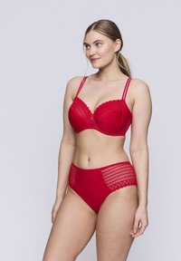Set di lingerie rossa composto da un reggiseno imbottito con rifiniture in pizzo e culotte a vita alta abbinate con pannelli in pizzo sui lati.