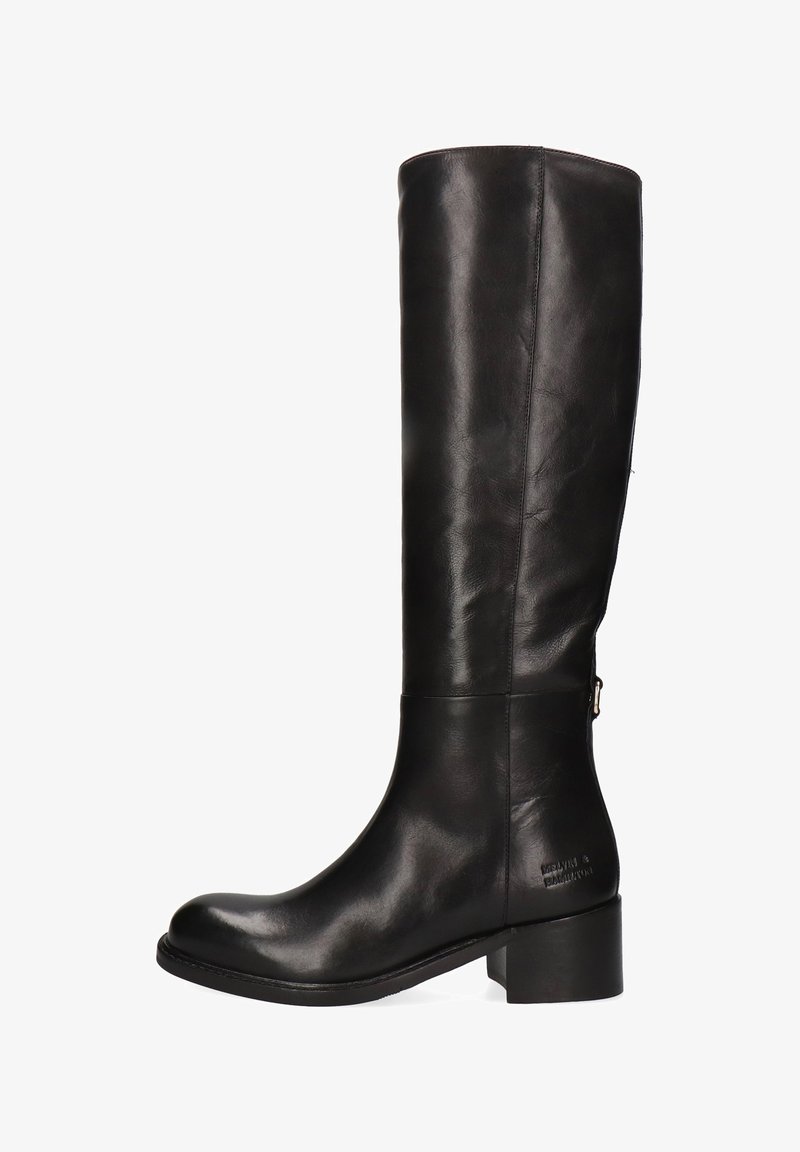 Bota negra de cuero hasta la rodilla con punta redondeada, cremallera lateral y tacón bajo cuadrado. Textura suave, detalles mínimos, diseño elegante.