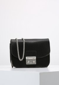 Svart läderhandväska med en texturerad yta, silverdetaljer, en frontklaff och en kedjerem. Har en metallspännedetalj.