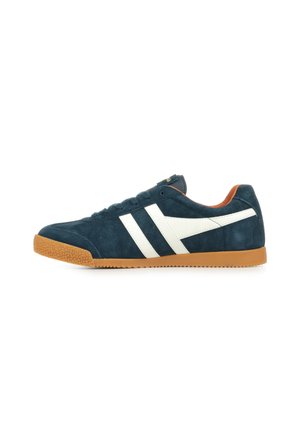 Zapatillas de ante azul marino con rayas blancas, suela de goma y punta redondeada. Cuenta con un diseño de cordones y un cuello acolchado para mayor comodidad.