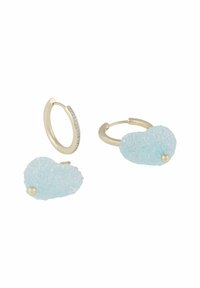 Guldtonade hoopörhängen med ljusblå hjärtformade accenter som har texturerade ytor och en liten pärldetalj.