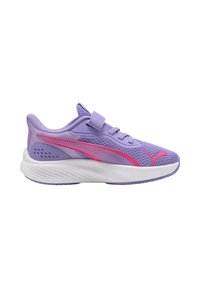 Paarse sportieve schoenen met een mesh bovenkant, roze accenten en een klittenbandsluiting. Beschikt over een witte zool met textuurdetails en een slank ontwerp.