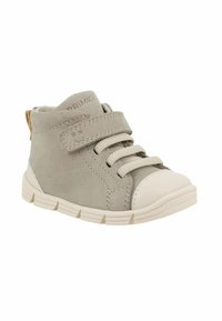Scarpa alta in pelle grigia con suola in gomma, caratterizzata da una punta arrotondata, tomaia testurizzata, lacci elastici e una fascia in Velcro.