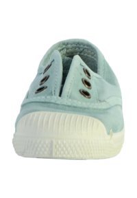 Scarpa slip-on in tela azzurra chiara con suola in gomma bianca, caratterizzata da sei occhielli in metallo e un materiale superiore liscio e testurizzato.