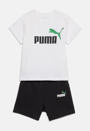Ensemble pour enfants composé d'un haut blanc à manches courtes et d'un short noir, avec logo Puma vert et texte Puma noir sur les deux pièces.
