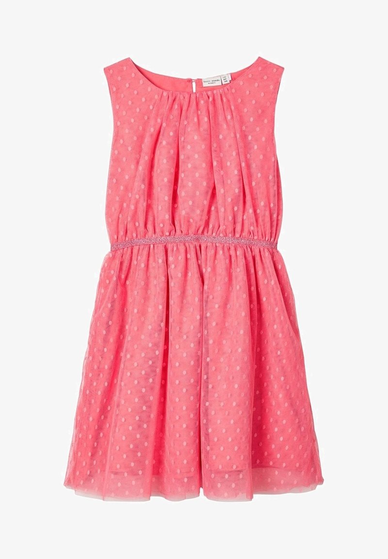 Robe rose sans manches avec des pois texturés, taille froncée et jupe plissée, en tissu léger et transparent.