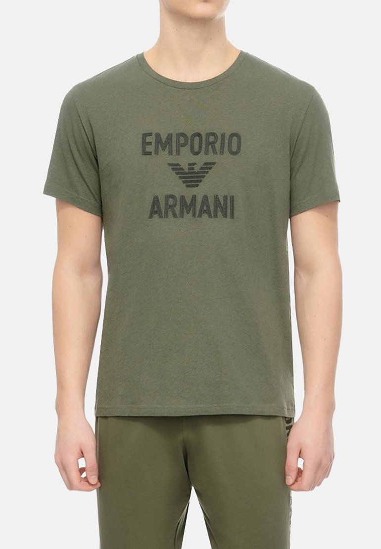 T-shirt en coton vert olive avec un logo noir imprimé et des rayures horizontales, col rond et manches courtes.