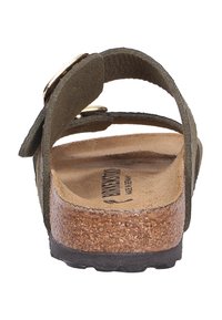 Sandale vert olive avec deux brides réglables, semelle en liège, semelle extérieure en caoutchouc texturé et accents en métal doré.
