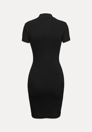 Černé přiléhavé šaty s krátkými rukávy, polo límečkem a žebrovanou texturou. Hladká látka s úzkou siluetou. Bez viditelných vzorů nebo akcentů.