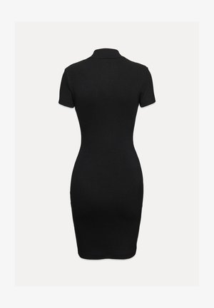 Juoda prigludusi suknelė su trumpomis rankovėmis, polo apykakle ir rūdytos tekstūros. Lygus audinys su įgadinta siluetu. Nėra matomų raštų ar akcentų.