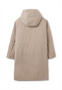 Parka beige con cappuccio, caratterizzata da una texture liscia, maniche lunghe e un design dritto. Include chiusure a scatto ai polsini.