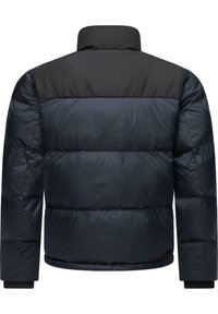 Zilā pūķa jaka ar melnu augšējo daļu. Iespējas: kvadrāta dizains, augsts apkakle un elastīgas aproces. Mīksta, izolējoša auduma.