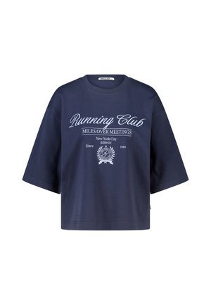 Marineblauwe oversized T-shirt met witte tekst "Running Club Miles Over Meetings New York City Athletic Since 1989" en wit embleem aan de voorkant.