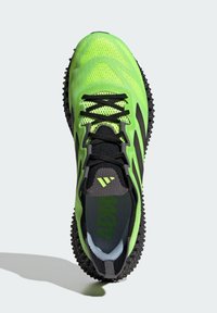 Scarpa sportiva verde lime con accenti neri e superiore in rete testurizzata. Presenta lacci neri, suola ammortizzata e un design robusto per la suola.