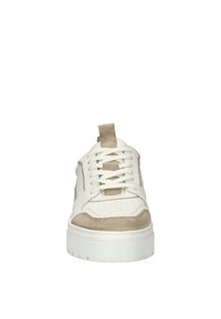 Witte en beige lage sneakers met vetersluiting, gemaakt van suede enleer, met een gevoerde tong en een gemarmerde rubberen zool.
