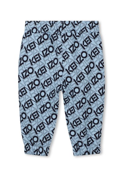 Lichtblauwe broek met een herhalend zwart logopatroon, elastische tailleband en gathered boorden. Gemaakt van zachte stof, ontworpen voor comfort.