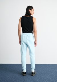 Nike Sportswear TECH JOGGER - Träningsbyxor - glacier blue