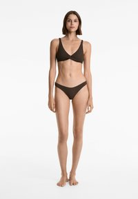 Set de bikini maro, compus dintr-un sutien tip triunghi cu centru răsucit și chiloți cu talie joasă asortați, ambele dintr-un material texturat.