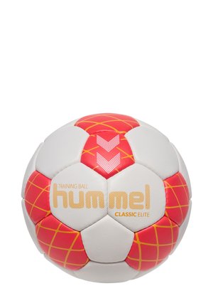 Träningsboll med vita paneler och röda accenter. Har ett diamantmönster och en logo tryckt i guld. Rund form och texturerad yta.