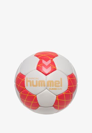 Träningsboll med vita paneler och röda accenter. Har ett diamantmönster och en logo tryckt i guld. Rund form och texturerad yta.