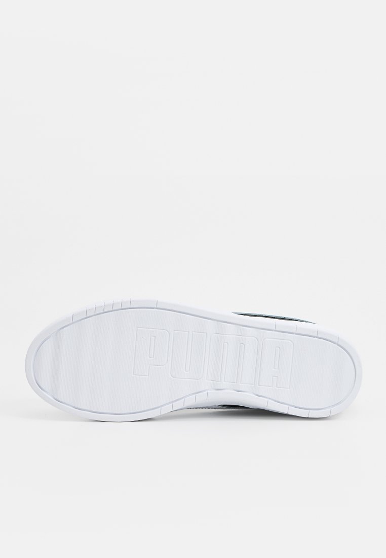 Semelle de sneaker blanche en caoutchouc texturé, avec un marquage « PUMA » bien en vue et un motif de semelle pour une meilleure adhérence. Design simple et épuré.