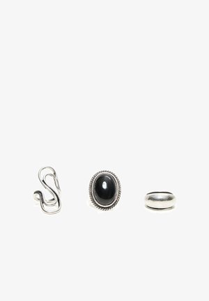 Tre sølvringe på hvid baggrund: en snoet åben ring, en oval sort stenring med detaljeret kant og en glat, kuppelformet ring.