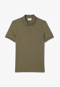 Polo vert olive à manches courtes avec deux boutons et un petit logo crocodile brodé sur la poitrine gauche.