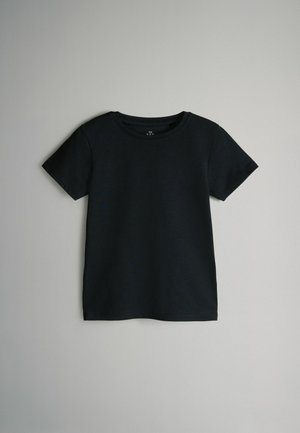 Črna bombažna majica s kratkimi rokavi, okroglim ovratnikom in gladko teksturo. Brez vidnih vzorcev ali kovinskih detajlov.