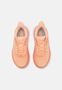 HOKA CLIFTON 9 - Tenisky - cantaloupe/white