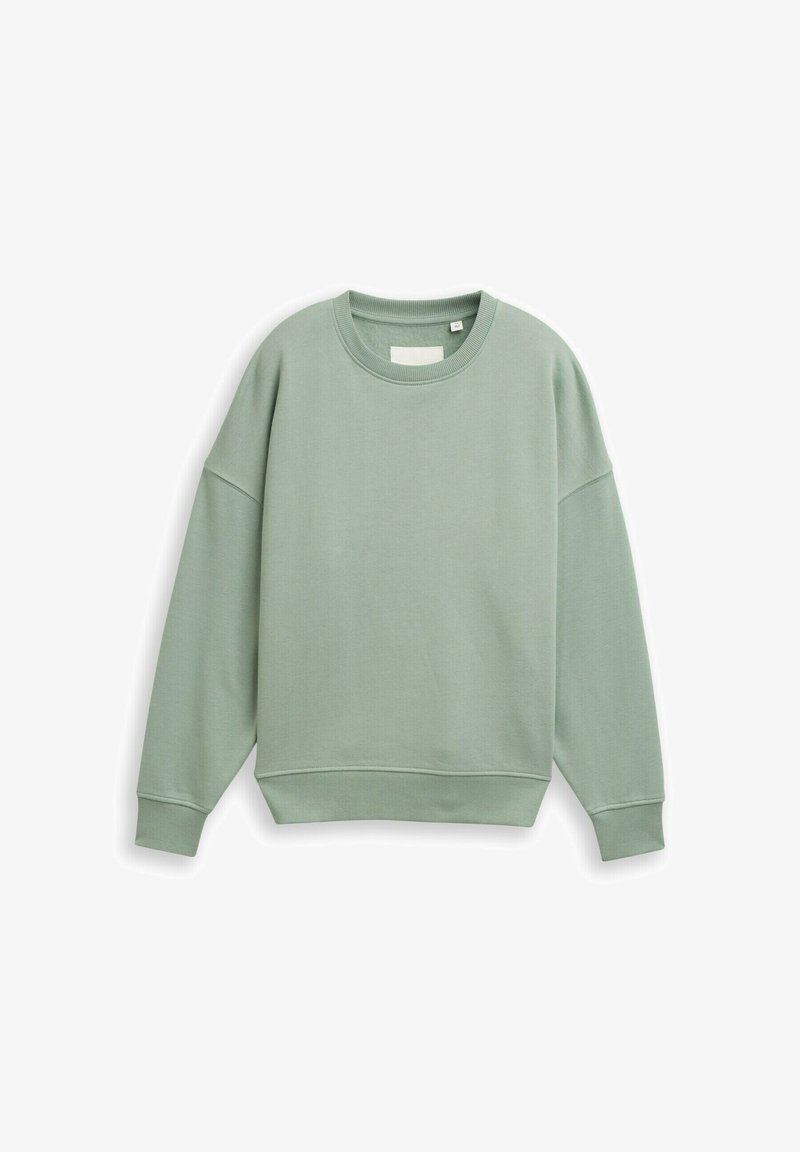 Zelená mikina vyrobená z měkké tkaniny, s kulatým výstřihem, spadlými rameny a vroubkovanými manžetami s hladkým povrchem.