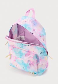 Πολύχρωμο σακίδιο πλάτης με παστέλ σχεδιασμό υδατοχρώματος σε αποχρώσεις ροζ και μπλε, με εμπρόσθια τσέπη με φερμουάρ και ρυθμιζόμενους ιμάντες.