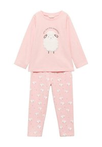 Vaatekokoelma vaaleanpunaisista pyjamasista, joissa on pitkähihaisessa paidassa lammaskuva ja teksti "olet makein." Alaosissa on söpö lammaskuvio pehmeällä kankaalla.